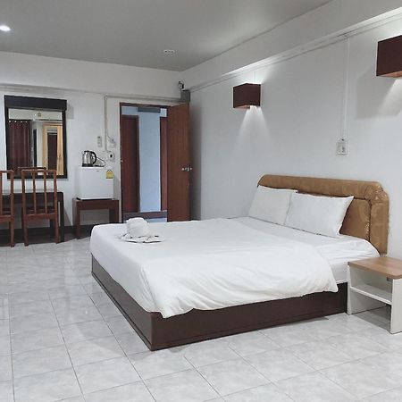 โรงแรมวินบางนา Win Bangna Hotel Бангкок Экстерьер фото